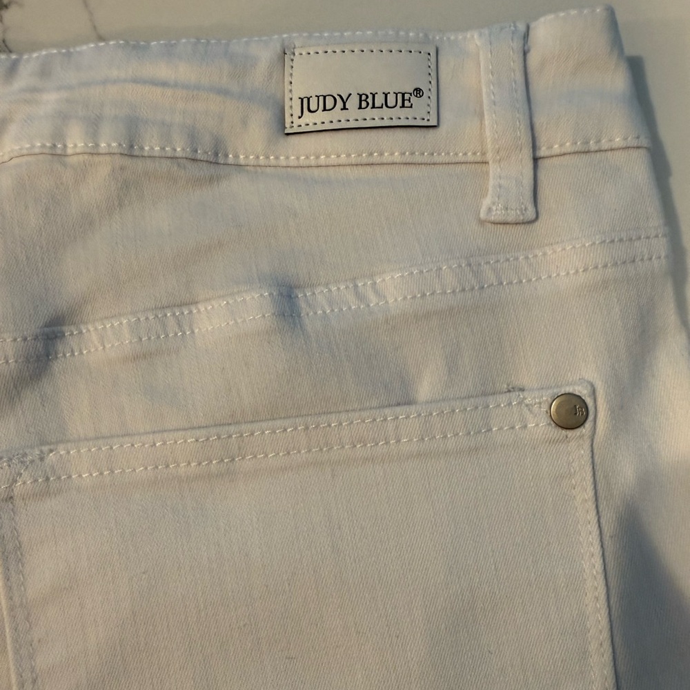 Judy Blue White Jean Shorts, 1XL - Picture 5 of 5